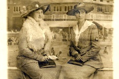 Ladiessitting_1917_CCC